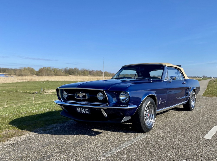 Ford Mustang Cabrio Donkerblauw